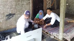 Petugas melaksanakan perekaman e-KTP untuk lansia oleh Disdukcapil Kabupaten Sukabumi di Ciracap. (Sumber: Istimewa)
