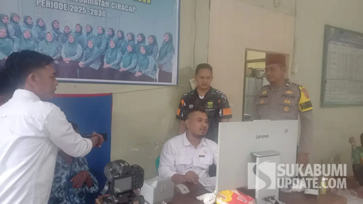 perekaman e-ktp di kantor Desa Cikangkung, Kecamatan Ciracap, Sukabumi.