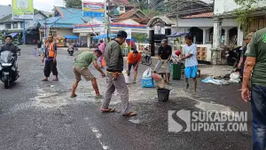 Sejumlah warga menambal jalan nasional yang berlubang di depan Alun-alun Gadobangkong, Palabuhanratu, Kabupaten Sukabumi, secara swadaya menggunakan semen dan pasir, Rabu (21/1/2026). (Sumber Foto: SU/Ilyas)