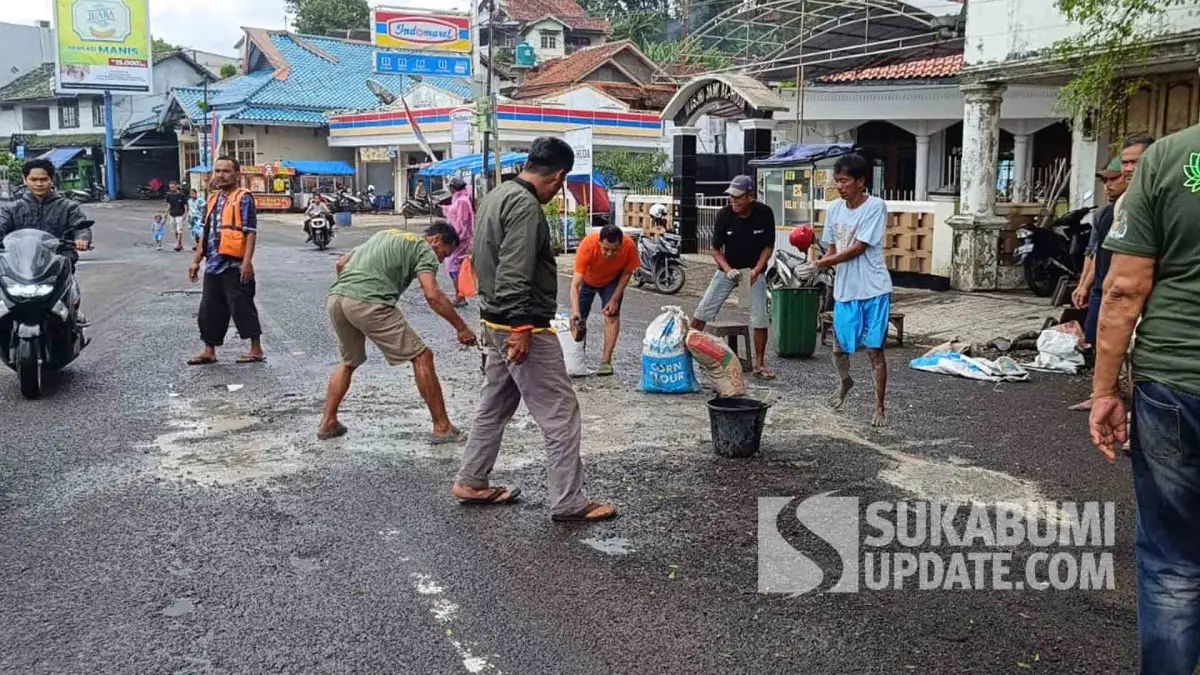 Sering Picu Kecelakaan, Jalan Nasional di Depan Alun-alun Gadobangkong Ditambal Warga