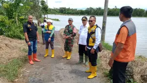 Kepala Dinas PU Kabupaten Sukabumi, Uus Firdaus (kedua dari kanan) turun langsung meninjau dampak banjir langganan akibat luapan Sungai Ciparanje di Tegalbuleud. (Sumber Foto: Istimewa)