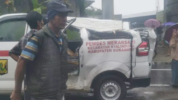 Ambulans Desa Mekarsari tertimpa pohon tumbang di jalan provinsi Kampung Cicalobak, Desa Cijangkar, Kecamatan Nyalindung, Rabu (21/1/2026) siang. (Sumber : dok warganet)