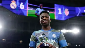 Pose Vini Jr setelah menjadi pemain terbaik di Liga Champions saat Real Madrid menghadapi AS Monaco (Sumber: Web/realmadrid.com)