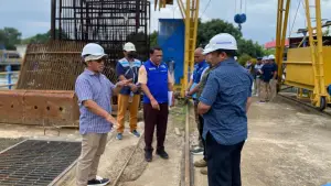 Anggota DPRD Provinsi Jawa Barat dari Pansus XI, Yusuf Maulana, melakukan pengawasan terhadap pemanfaatan air permukaan di Bendungan Curug, Kecamatan Klari, Kabupaten Karawang, Rabu (14/1/2026). | Foto: Istimewa