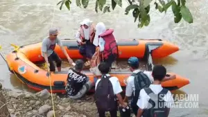 Para siswa di Jampangtengah, Sukabumi saat menaiki perahu karet saat hendak berangkat sekolah. (Sumber: Istimewa)
