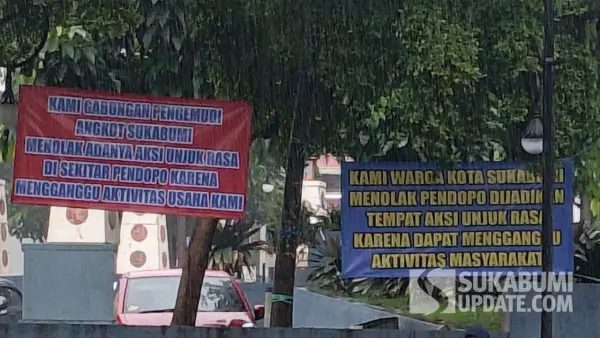 2 Spanduk penolakan aksi unjuk rasa yang terpasang di antara pepohonan Pendopo Kabupaten Sukabumi. Kamis (22/1/2026). (Sumber: Istimewa)