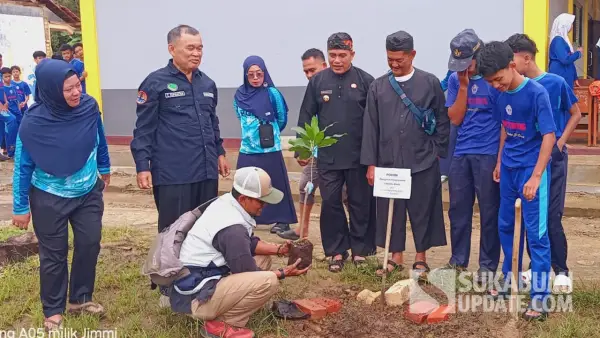 Kegiatan penanaman pohon oleh para siswa di lingkungan sekolah SMPN 2 Cibitung, Kabupaten Sukabumi. (Sumber: SU/Ragil Gilang)