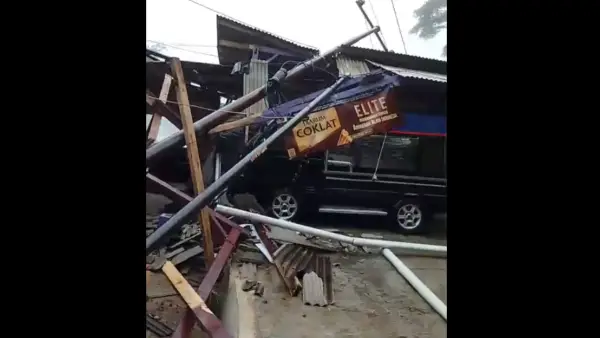 Tiang listrik roboh di Simpenan Kabupaten Sukabumi (Sumber: warga)