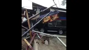 Tiang listrik roboh di Simpenan Kabupaten Sukabumi (Sumber: warga)