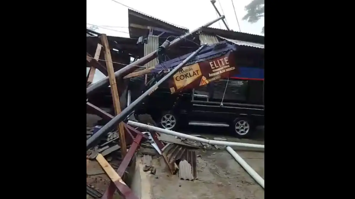 Pohon Tumbang di Simpenan Timpa Kabel, Tiang Listrik Ambruk Rusak Ruko dan Mobil