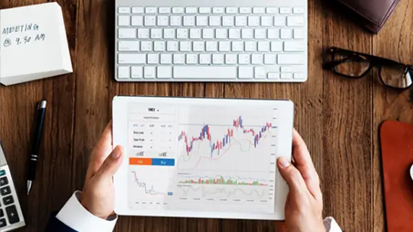 Ilustrasi Belajar Trading dari Nol. (Sumber : Freepik.com/@rawpixel.com).