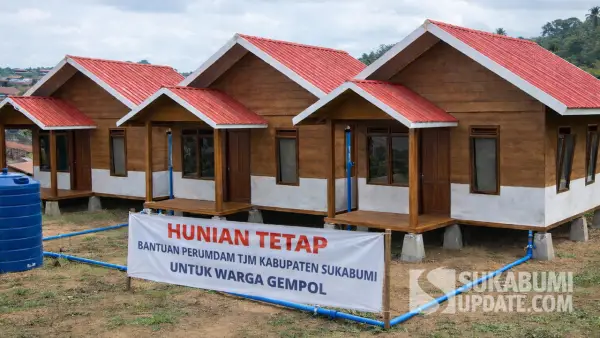 Ilustrasi tiga unit hunian tetap dan sambungan air bersih bantuan dari Perumdam TJM Kabupaten Sukabumi untuk korban pergerakan tanah di kampung Gempol, Desa Cikadu, Palabuhan Ratu | Foto : By ChatGPTT/Sukabumiupdate
