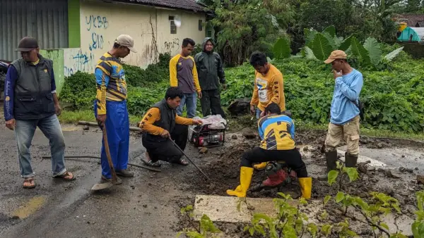 Pemasangan plat beton untuk jalan amblas di Surade oleh UPTD PU Jampangkulon. (Sumber: Istimewa)