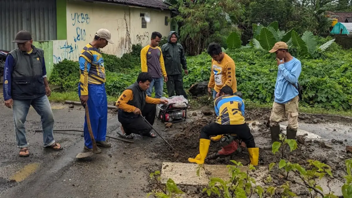 Penanganan Sementara, UPTD PU Jampangkulon Pasang Plat Beton di Jalan Amblas