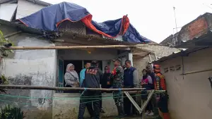 BPBD Kota Sukabumi saat melakukan penanganan rumah ambruk di Gunungpuyuh, Kota Sukabumi. Jumat (23/1/2026). (Sumber: Istimewa)