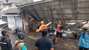 Petugas BPBD Kota Sukabumi saat evakuasi pangkalan ojek di Warudoyong yang terdampak TPT Ambruk. (Sumber: Istimewa)