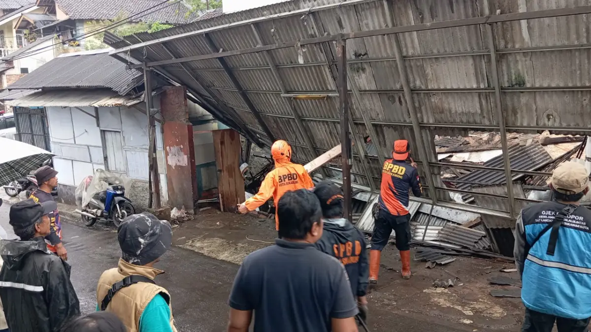 Curah Hujan Tinggi Mengakibatkan TPT Ambruk, Pangkalan Ojek di Warudoyong Ikut Tergerus