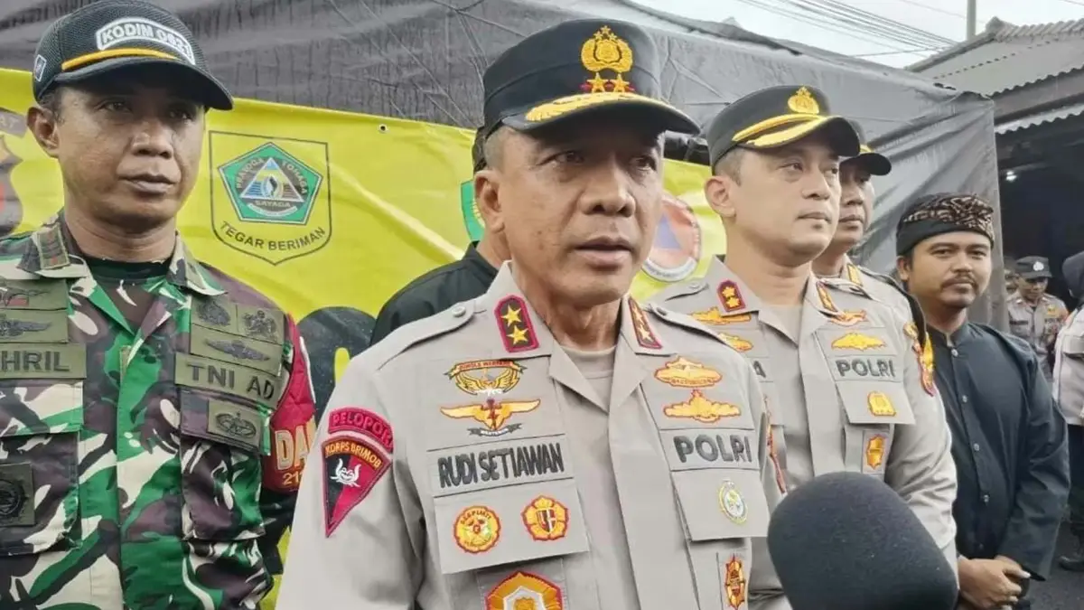 Kapolda Jawa Barat Irjen Pol. Rudi Setiawan saat meninjau posko penanganan tragedi tambang emas Pongkor di Polsek Nanggung. | Foto: Istimewa