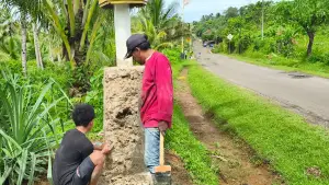 Perbaikan PJU keropos di jalan provinsi ruas Surade - Ujunggenteng Kabupaten Sukabumi (Sumber: dok warga)