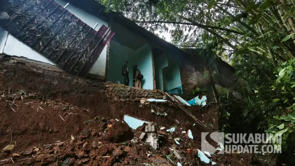 Kondisi rumah yang tergerus longsor di Perum Griya Padaasih, Cisaat, Kabupaten Sukabumi | Foto : Turangga Anom