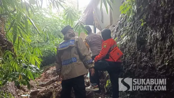 Petugas BPBD Kabupaten Sukabumi saat meninjau lokasi longsor di Padaasih, Cisaat | Foto : Turangga Anom