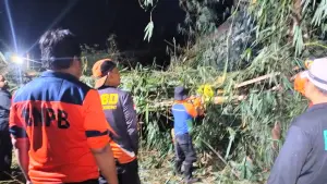 BPBD Kota Sukabumi saat evakuasi material longsor di Gunungpuyuh pada Jumat (23/1/2026) malam. (Sumber: Istimewa)