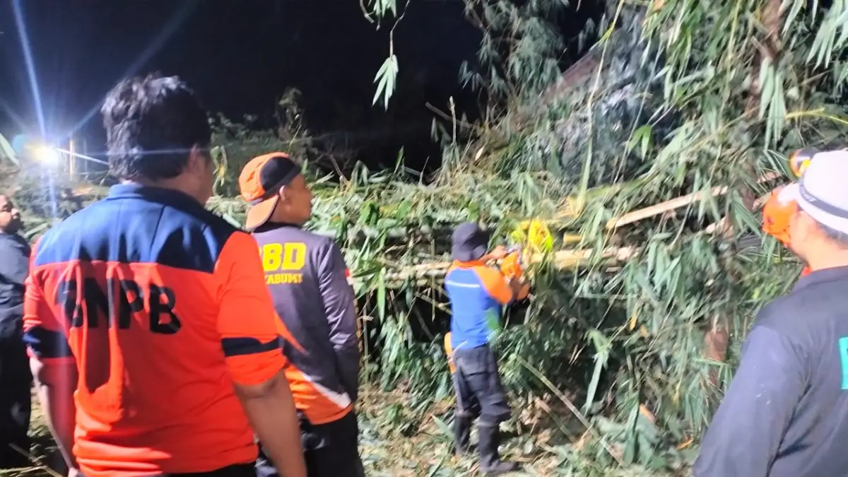 Longsor Tutup Jalan di Gunungpuyuh Sukabumi, BPBD Lakukan Penanganan hingga Malam