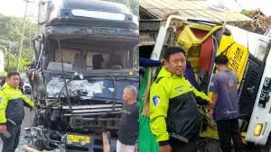 Kondisi dua truk yang terlibat kecelakaan di Tanjakan Palabuhanratu, Sukabumi pada Sabtu (24/1/2026) pagi. (Sumber: Istimewa)
