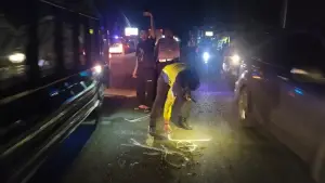 Polisi saat melakukan olah tempat kejadian perkara kecelakaan di Jalan Raya Cikukulu, Kabupaten Sukabumi. (Sumber: Istimewa)