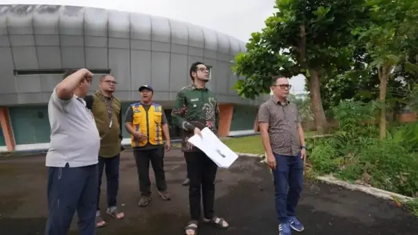 Wakil Wali Kota Sukabumi, Bobby Maulana, meninjau kondisi Gedung Aher pada Jumat (23/1/2026). (Sumber Foto: Dokpim Pemkot Sukabumi)