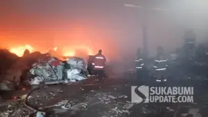 Proses pemadaman kebakaran gudang rongsok di Warudoyong Sukabumi. Petugas membutuhkan waktu hingga hampir 3 jam. (Sumber Foto: Istimewa)