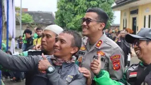 Kapolres Sukabumi Kota AKBP Ardian Satrio Utomo saat bertemu komunitas ojol. (Sumber Foto: Dok. Polres Sukabumi Kota)