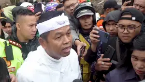 Gubernur Jawa Barat Dedi Mulyadi saat memberikan keterangan kepada awak media di lokasi Longsor Bandung Barat. (Sumber Foto: YT Biro Adpim Jabar)