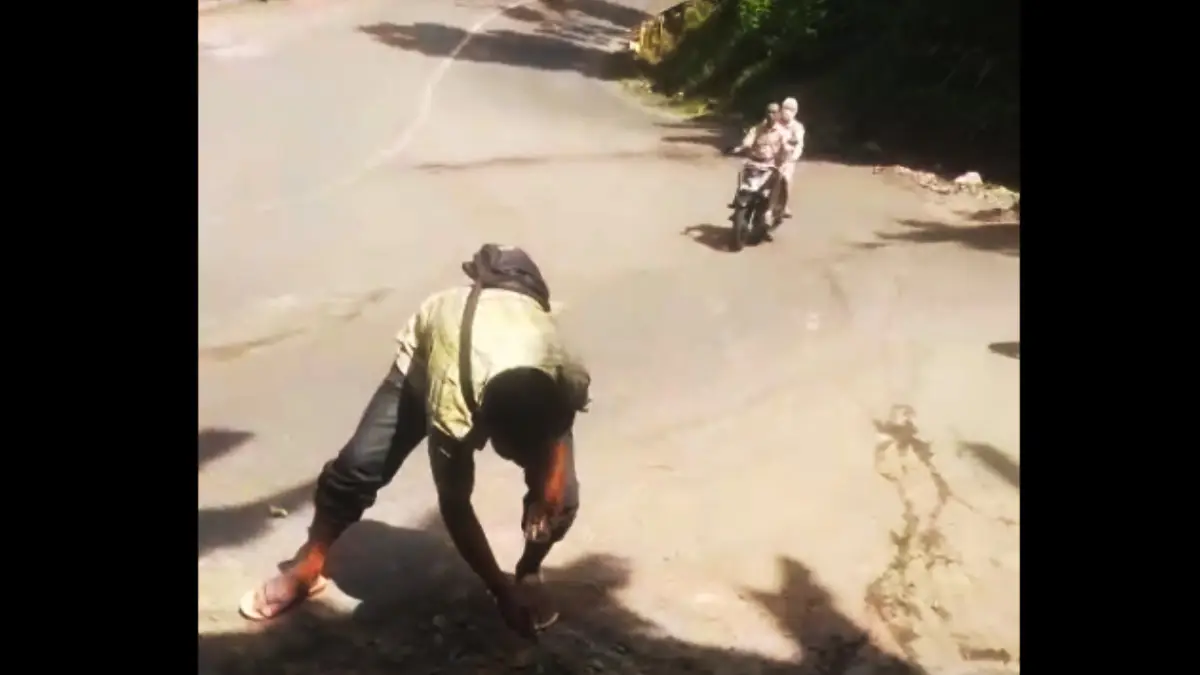 Warga Swadaya Perbaiki Jalan Nasional Amblas di Tanjakan Baeud Sukabumi