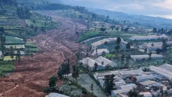 Dokumentasi longsor di kp pasirkuning desa pasirlangu kecamatan cisarua kabupaten Bandung Barat (Sumber: drone warganet)