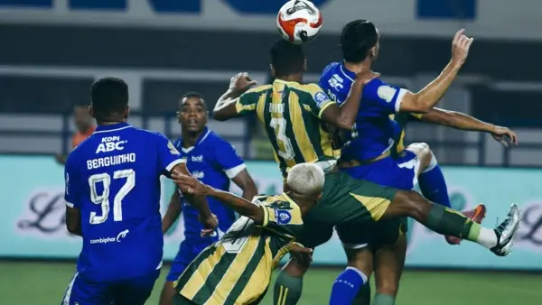 Duel Andrew Jung menghadapi pemain PSBS Biak di ajang Super League. (Sumber: Instagram/@persib)