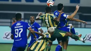 Duel Andrew Jung menghadapi pemain PSBS Biak di ajang Super League. (Sumber: Instagram/@persib)