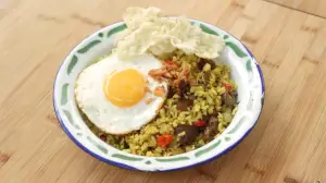 Resep Nasi Goreng Terasi, Menu Sarapan Praktis yang Gurih dan Wangi (Sumber : Youtube | Devina Hermawan)