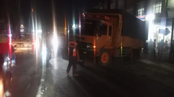 Truk batubara nyasar, sempat bikin macet jalan Sukabumi Bogor di Cibadak Minggu malam tadi (Sumber: Dok warga)