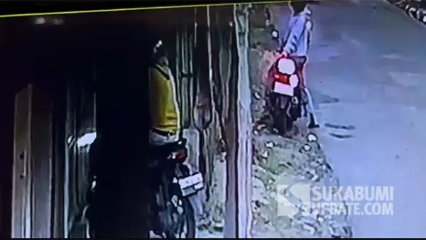 Aksi percobaan pencurian motor di Kios Sari Telor Cisaat, Desa Sukamanah, Kecamatan Cisaat, Kabupaten Sukabumi, Minggu (25/1/2026). (Sumber : Rekaman CCTV).