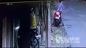 Aksi percobaan pencurian motor di Kios Sari Telor Cisaat, Desa Sukamanah, Kecamatan Cisaat, Kabupaten Sukabumi, Minggu (25/1/2026). (Sumber : Rekaman CCTV).