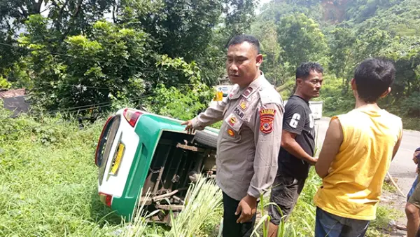 Kondisi angkot trayek 35 Cibadak–Warungkiara terguling di Tanjakan Baeud, Kampung Baeud, Desa/Kecamatan Warungkiara, Kabupaten Sukabumi, Senin (26/1/2026) sekitar pukul 10.45 WIB. (Sumber : Istimewa.).