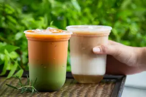 Ilustrasi Thai Tea dan Matcha Latte Dingin, Ide Jualan Minuman Kekinian, Cocok untuk Usaha Selama Bulan Ramadan (Sumber : Freepik/@jcomp)