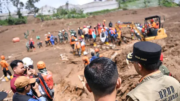Longsor di Desa Pasirlangu, Kecamatan Cisarua, Kabupaten Bandung Barat. (Sumber : bappeda.jabarprov).