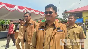 Kepala Dinas Perumahan dan Kawasan Permukliman (Diisperkim) Kabupaten Sukabumi, Sendi Apriadi saat emndapingi kegiatan Bupati Asep Japar. (Sumber: SU/Ragil Gilang)
