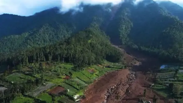 Kaki Gunung Burangrang, longsor terjang pasirlangu Cisarua Kabupaten Bandung Barat (Sumber: dok BNPB)