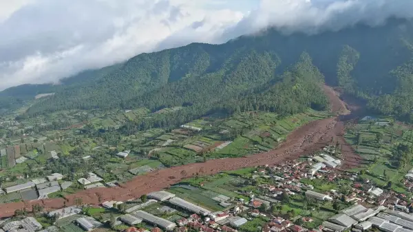 Tampak udara lokasi longsor di Desa Pasirlangu, Kecamatan Cisarua, Kabupaten Bandung Barat (KBB). (Sumber Foto: Dok. BNPB)