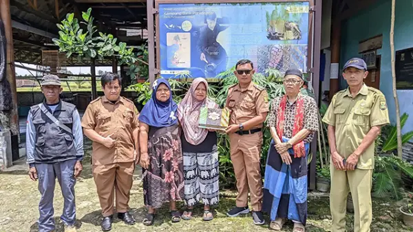 Kepala Desa Purwasedar, Defi Susandi saat mengunjungi sanggar Batik Pakidulan. (Sumber : Dok Pemdes Purwasedar).
