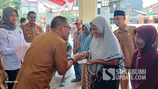 Kepala Dinas PU Uus Firdaus saat memberikan santunan di kantor kecamatan Ciemas, Kabupaten Sukabumi. (Sumber : SU/Ragil Gilang).