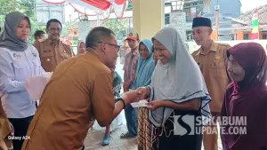 Kepala Dinas PU Uus Firdaus saat memberikan santunan di kantor kecamatan Ciemas, Kabupaten Sukabumi. (Sumber : SU/Ragil Gilang).